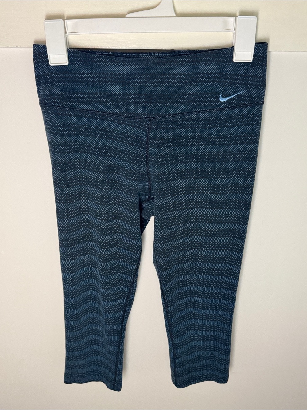 Nike Dri-Fit Leggins Blue Textured Wavy Pattern Capri Length Athleric Yoga S